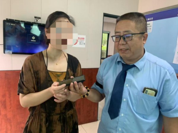 手机遗落公交急煞东谈主，浦东 980 路司乘联手演绎城市随和